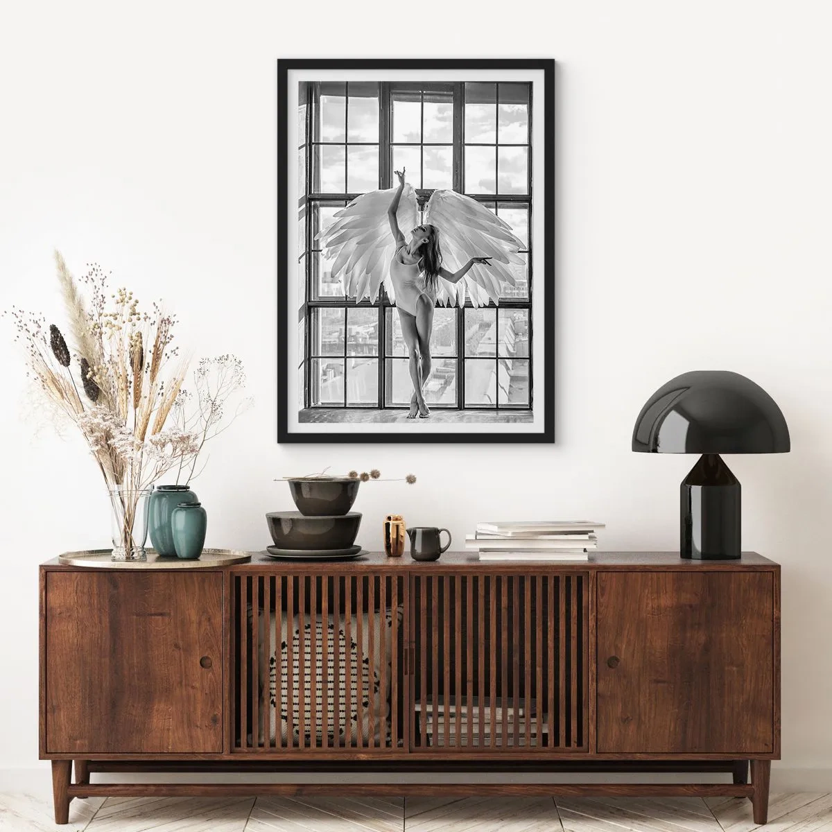 Affiche dans un cadre noir - Poster - Une figure avec des ailes d'ange sur le fond d'une fenêtre - 50x70cm - La ville des anges? - Décoration murale moderne pour le salon et la chambre ARTTOR