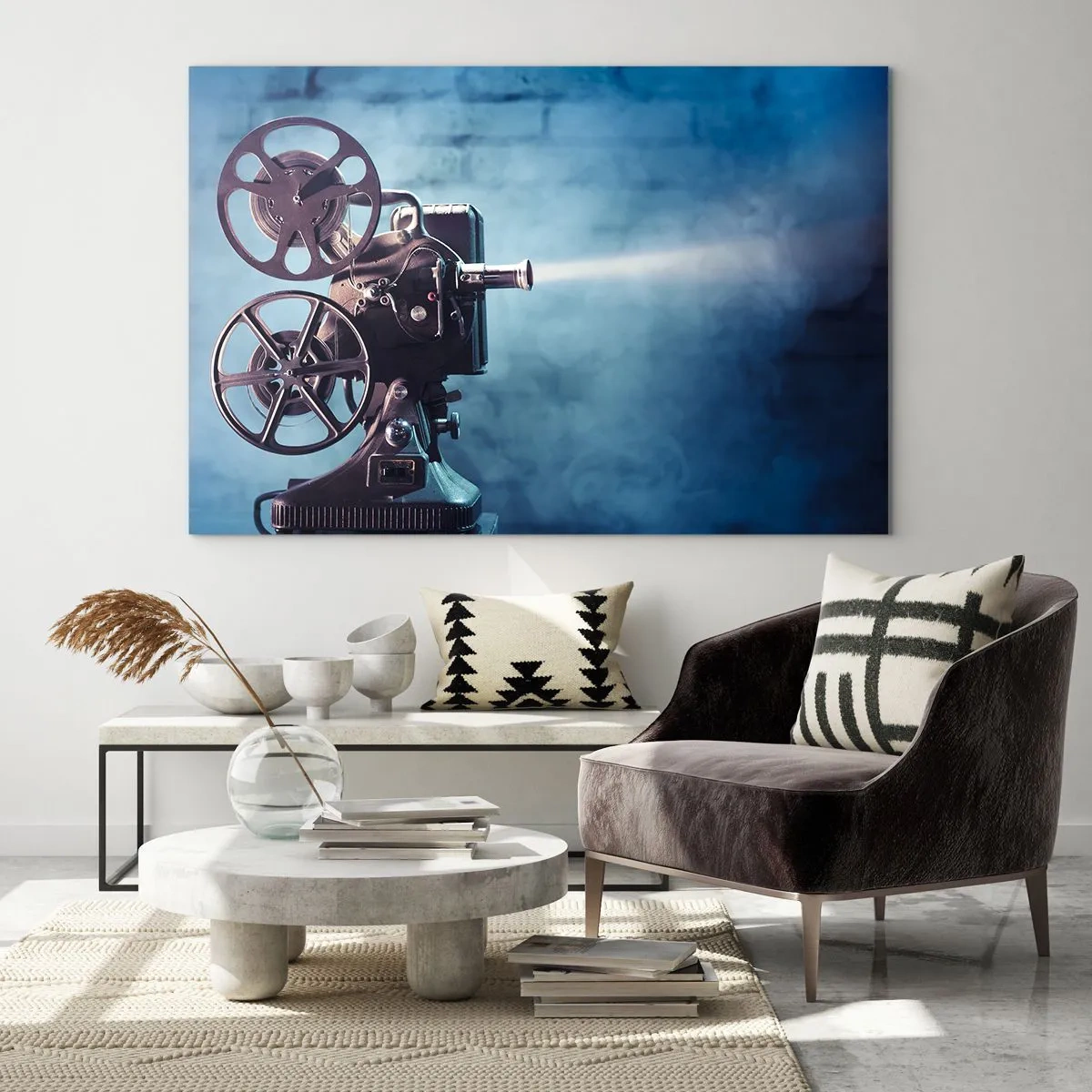 Impression sur verre - Image sur verre - Une caméra de cinéma de style rétro contre un mur bleu - 100x70cm - Dans un vieux cinéma - Décoration murale moderne pour le salon et la chambre ARTTOR