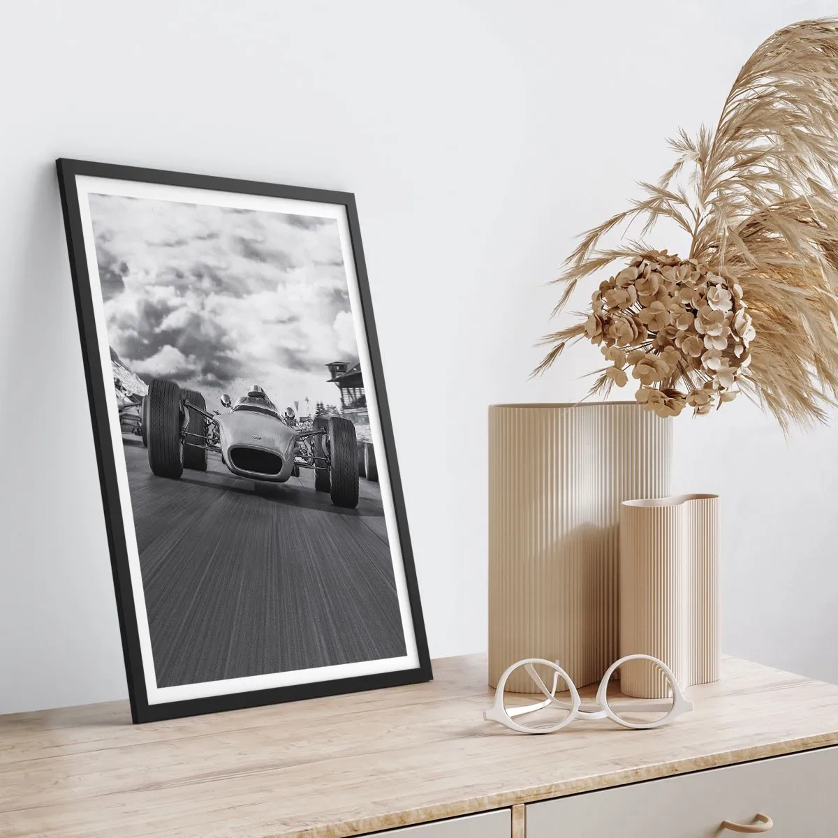Affiche dans un cadre noir - Poster - Voiture de course rétro sur piste en noir et blanc - 50x70cm - Puissance! - Décoration murale moderne pour le salon et la chambre ARTTOR