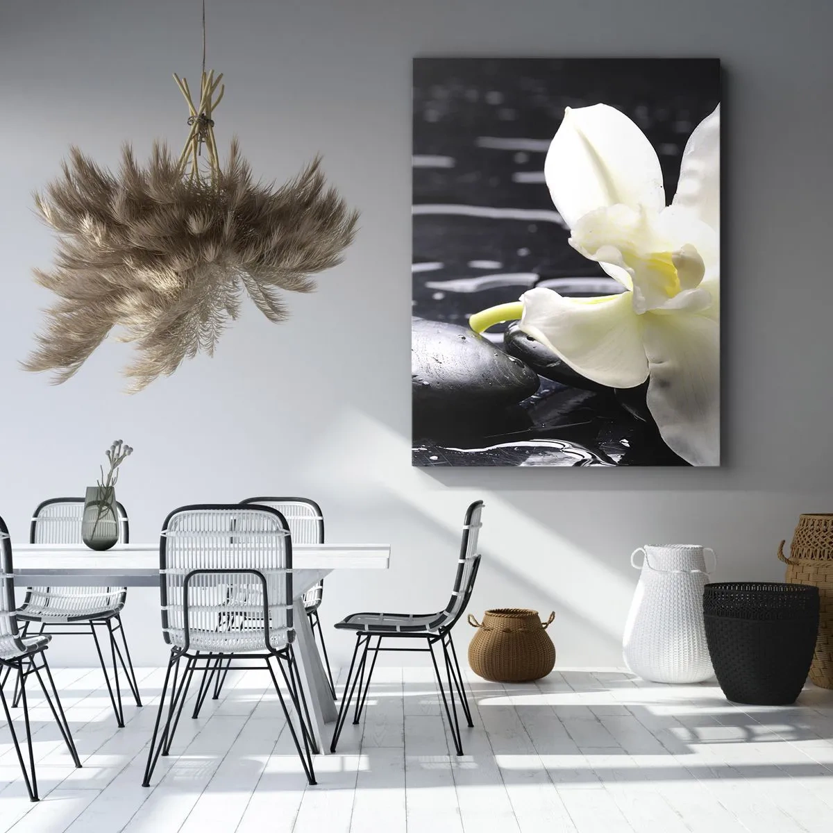 Impression sur toile - Image sur toile - Une orchidée blanche sur un fond de pierres noires et d'eau. - 50x70cm - Étude en noir et blanc - Décoration murale moderne pour le salon et la chambre ARTTOR
