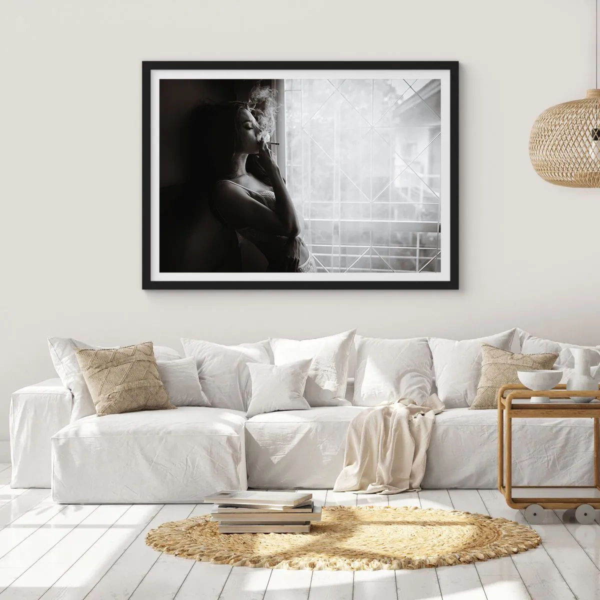 Affiche dans un cadre noir - Poster - Une femme dans une pose sensuelle sur une photographie en noir et blanc - 70x50cm - Vous sentez-vous libre ? - Décoration murale moderne pour le salon et la chambre ARTTOR