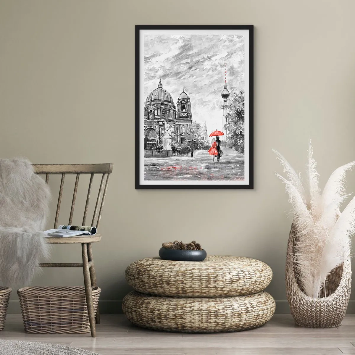 Affiche dans un cadre noir - Poster - Une silhouette avec un parapluie rouge sur fond d'architecture berlinoise - 50x70cm - Rencontre berlinoise - Décoration murale moderne pour le salon et la chambre ARTTOR