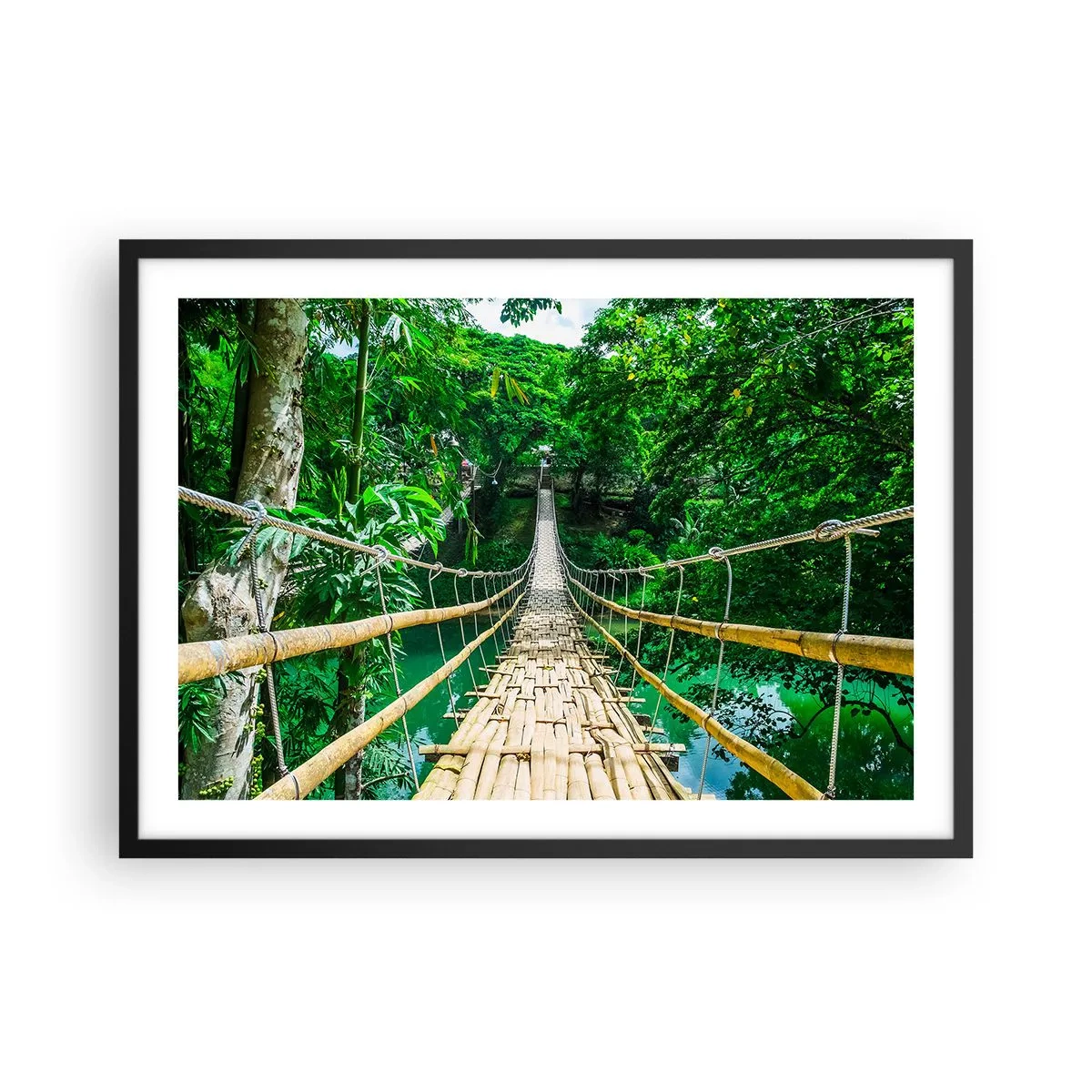 Affiche dans un cadre noir - Poster - Un pont suspendu en bambou entouré de verdure - 70x50cm - Pont de singe en pleine nature - Décoration murale moderne pour le salon et la chambre ARTTOR