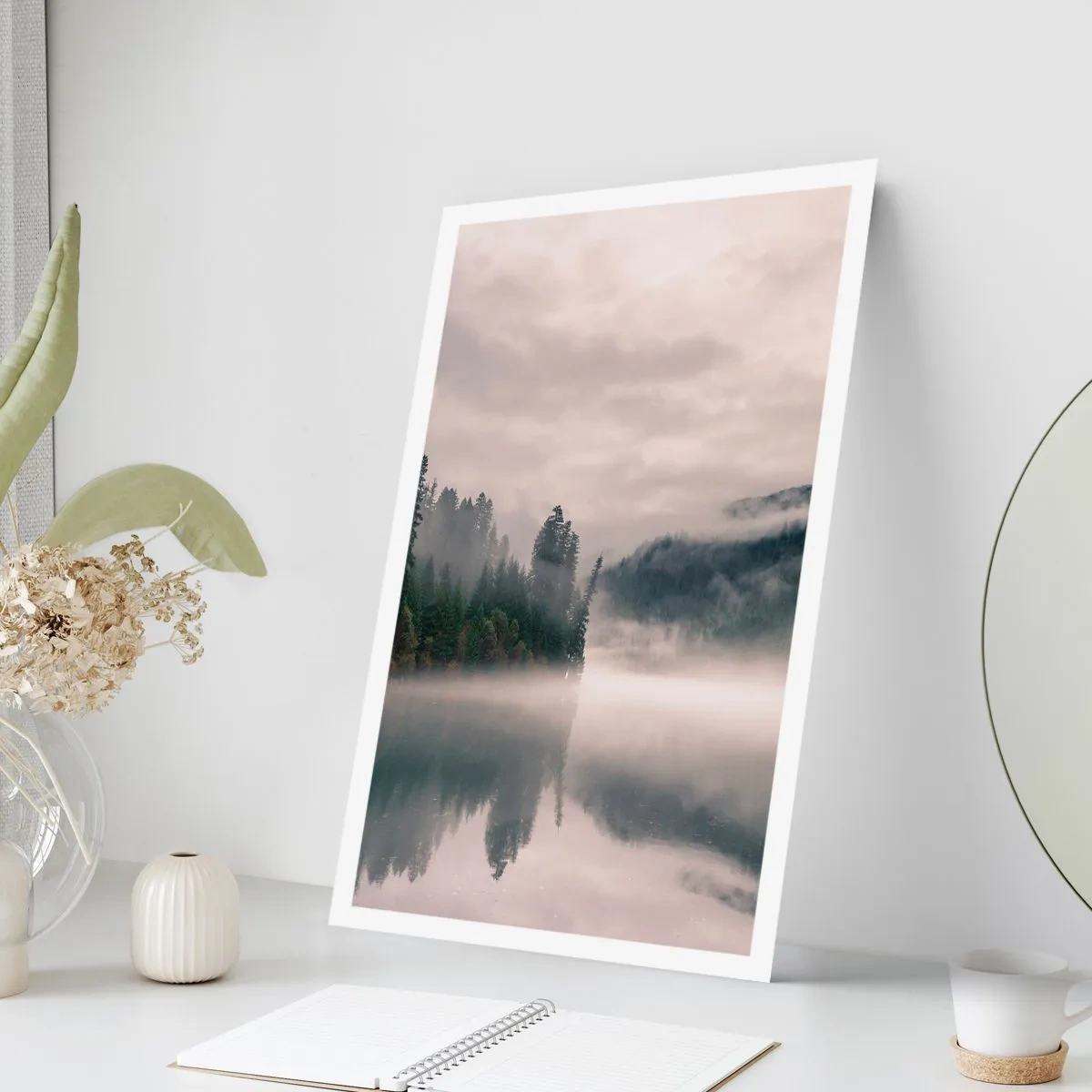 Affiche - Poster - Une forêt brumeuse se reflétant dans la surface calme du lac - 50x70cm - Reflet dans le brouillard - Décoration murale moderne pour le salon et la chambre ARTTOR