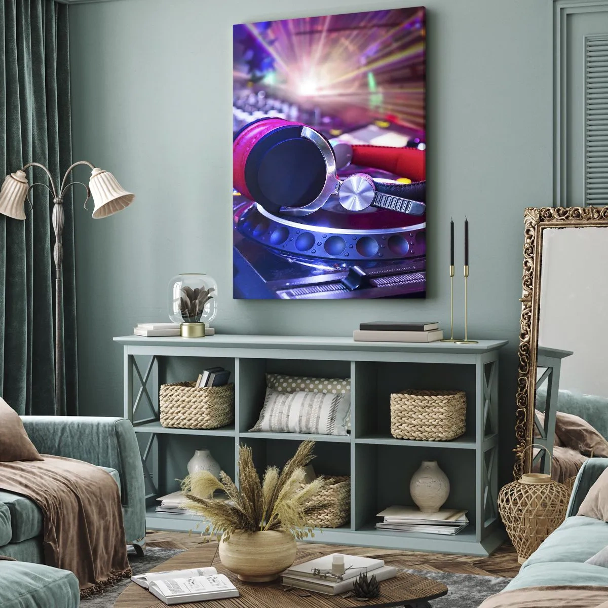 Impression sur toile - Image sur toile - Casque DJ sur une console éclairée par des projecteurs lors d'une fête - 50x70cm - Il va s'en passer des choses - Décoration murale moderne pour le salon et la chambre ARTTOR