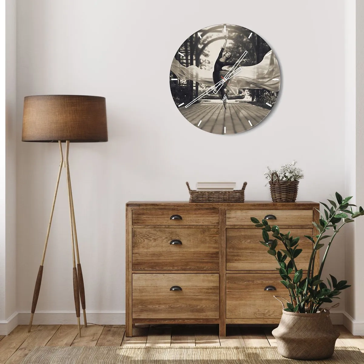 Horloge murale - Pendule murale - Une danseuse en mouvement avec un tissu fluide dans un décor noir et blanc. - 30x30cm - La danse de l'esprit jardin - Décoration murale moderne pour le salon, la cuisine et la chambre ARTTOR