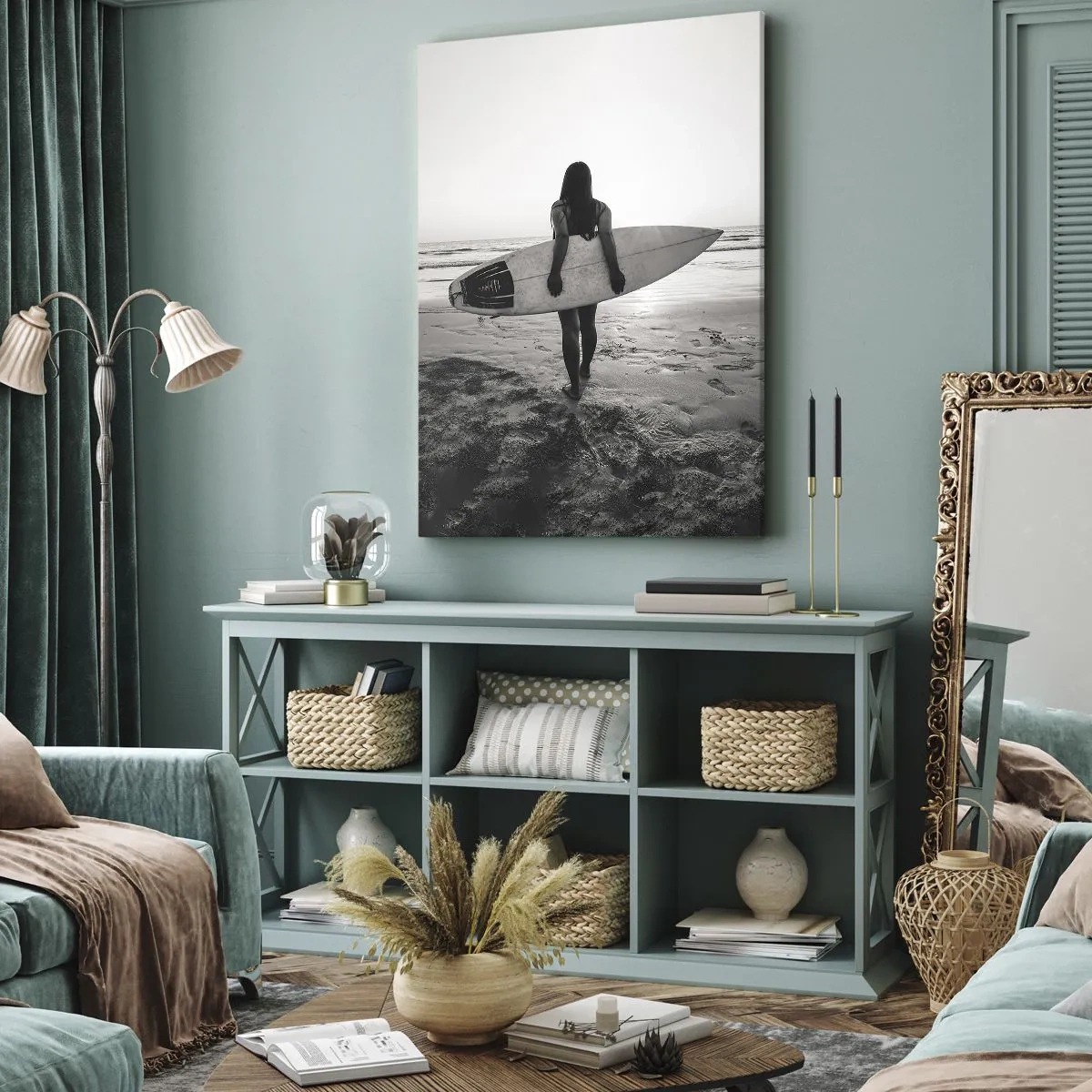 Impression sur toile - Image sur toile - Femme avec planche de surf sur la plage en noir et blanc - 70x100cm - Fille des vagues de la mer - Décoration murale moderne pour le salon et la chambre ARTTOR