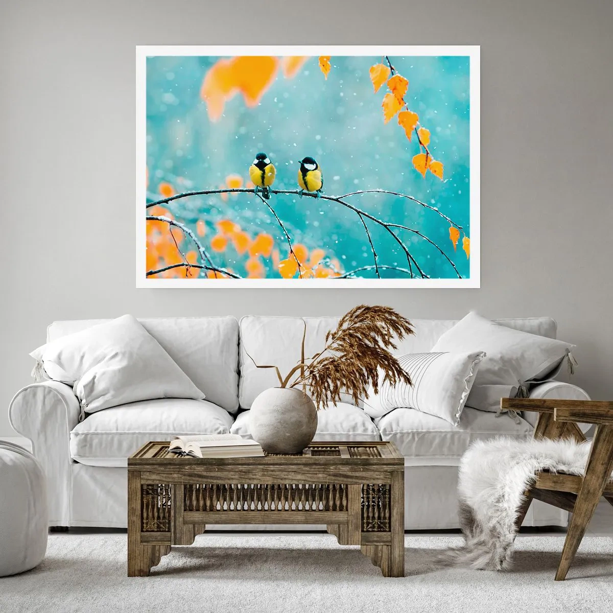 Affiche - Poster - Deux oiseaux sur une branche dans un décor hivernal avec des feuilles jaunes. - 100x70cm - Potins d'oiseaux - Décoration murale moderne pour le salon et la chambre ARTTOR