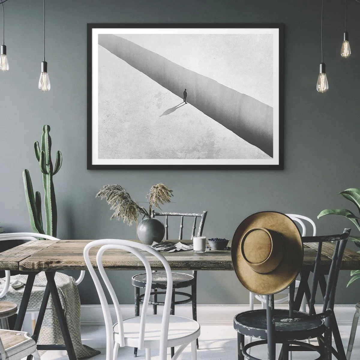 Affiche dans un cadre noir - Poster - Une silhouette solitaire se tient au-dessus d'un gouffre profond dans un décor monochrome. - 70x50cm - Un objectif clair - Décoration murale moderne pour le salon et la chambre ARTTOR