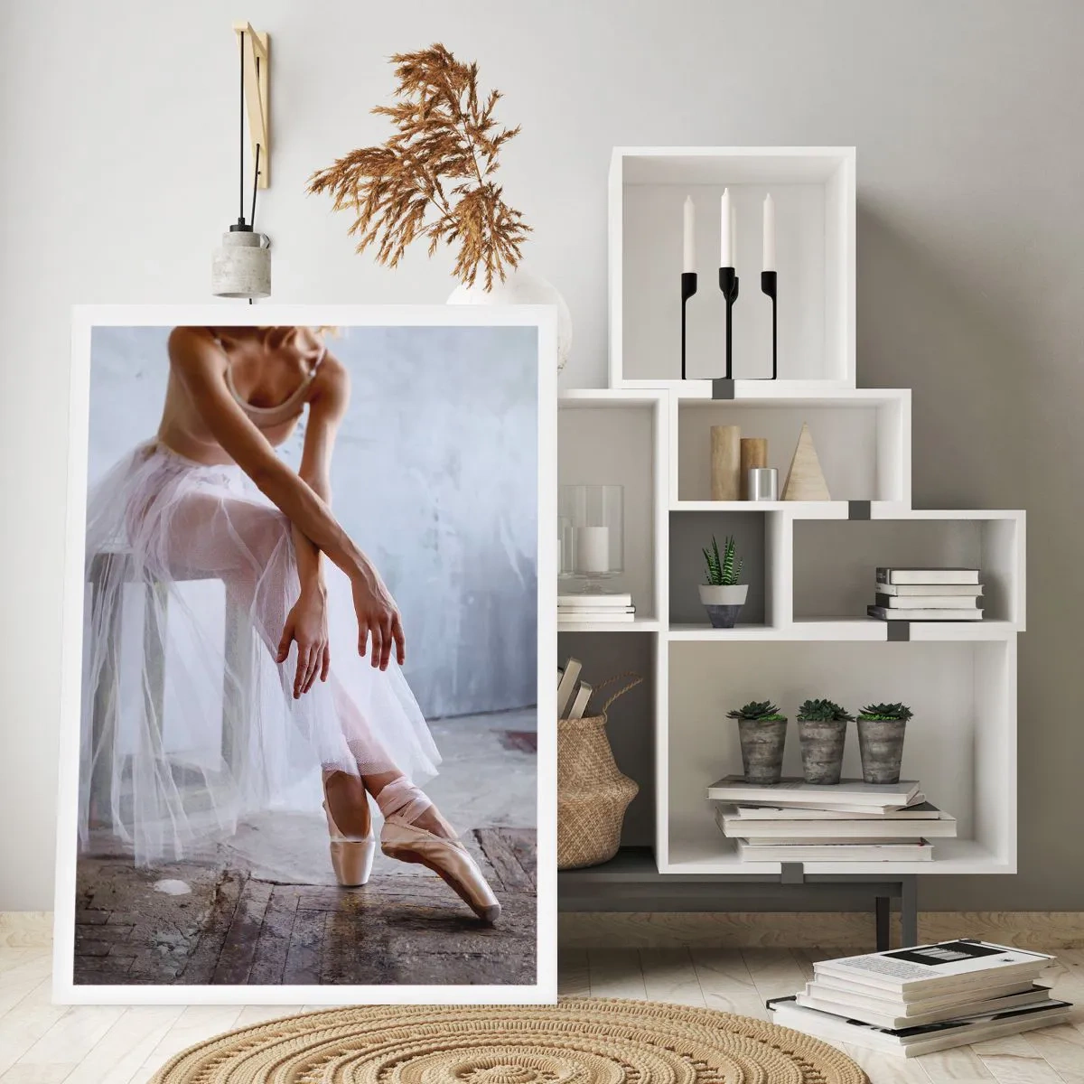 Affiche - Poster - Une ballerine dans une pose délicate sur un fond industriel - 50x70cm - Avant que les lumières de la rampe ne clignotent - Décoration murale moderne pour le salon et la chambre ARTTOR