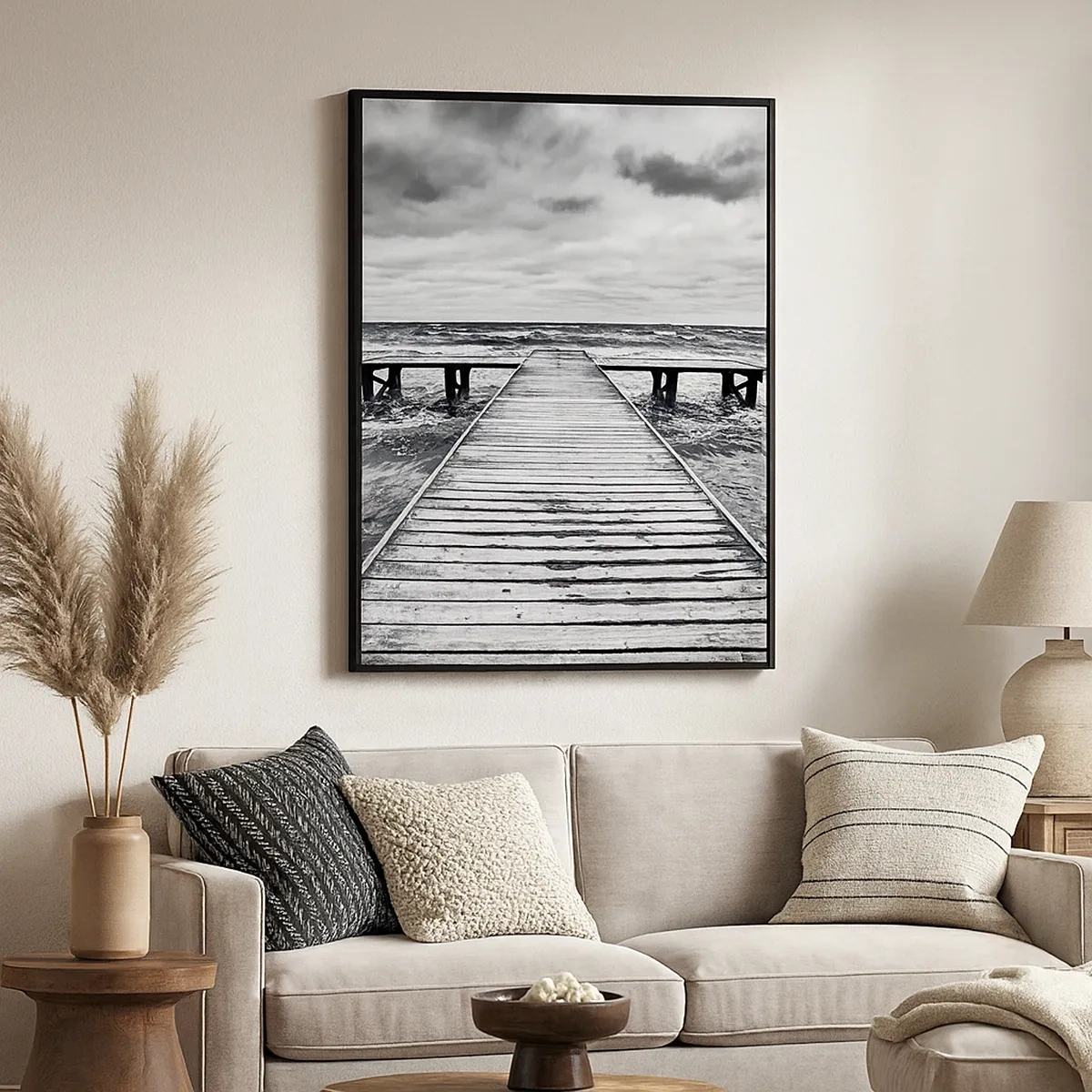 Impression sur toile - Image sur toile - Une vue en noir et blanc d'une jetée en bois sur une mer agitée. - 50x70cm - J'attends que le vent, ça le chassera... - Décoration murale moderne pour le salon et la chambre ARTTOR