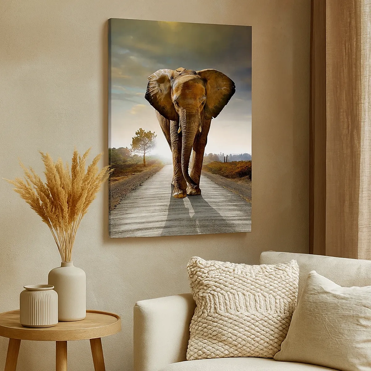 Impression sur toile - Image sur toile - Un éléphant marchant le long d'une route à travers un paysage au coucher du soleil - 50x70cm - Et pas du tout en porcelaine - Décoration murale moderne pour le salon et la chambre ARTTOR