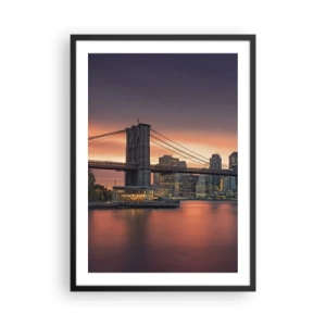 Affiche dans un cadre noir - Poster - Le pont de Brooklyn la nuit avec la ville illuminée en arrière-plan - 50x70cm - Immergé dans le silence lilas - Décoration murale moderne pour le salon et la chambre ARTTOR