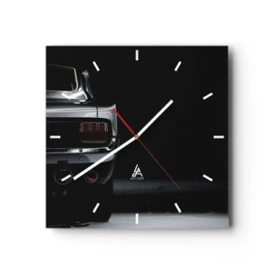 Horloge murale - Pendule murale - Une image en noir et blanc de l'arrière d'une voiture classique sur un fond sombre. - 30x30cm - Le charme du classique - Décoration murale moderne pour le salon et la chambre ARTTOR