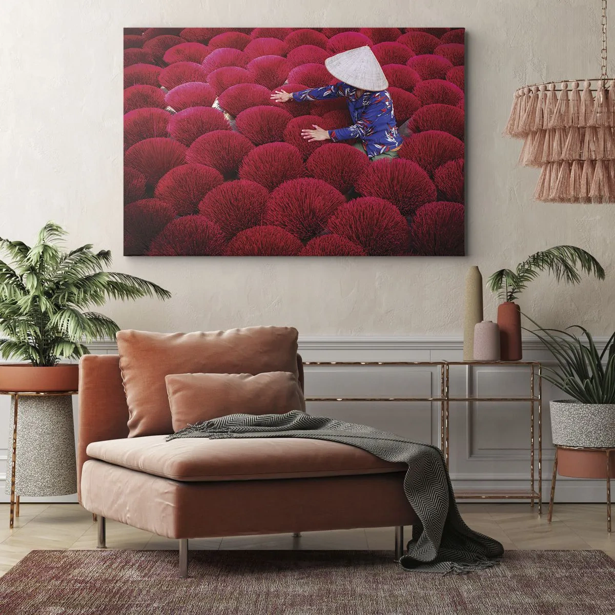Impression sur toile - Image sur toile - Une femme portant un chapeau traditionnel parmi des bâtons d'encens rouges - 120x80cm - Dans un champ de riz - Décoration murale moderne pour le salon et la chambre ARTTOR