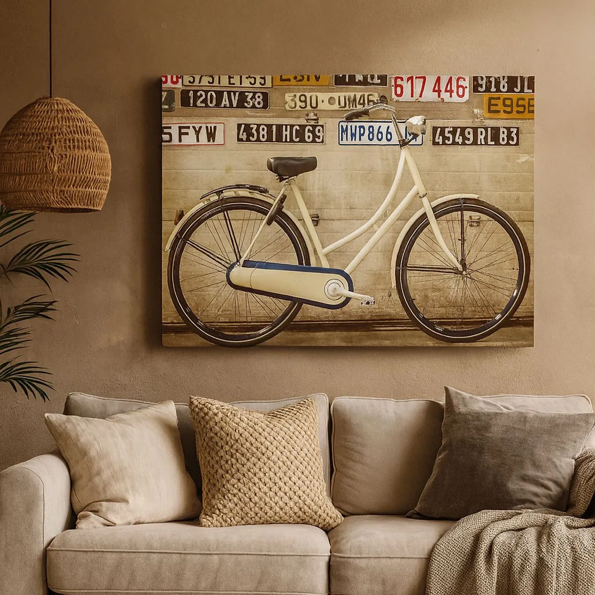 Impression sur toile - Image sur toile - Un vélo rétro contre un mur décoré de plaques d'immatriculation - 70x50cm - Pas de complexes - Décoration murale moderne pour le salon et la chambre ARTTOR