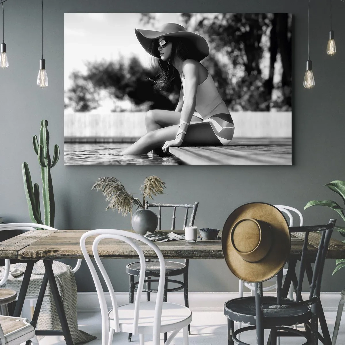 Impression sur toile - Image sur toile - Femme au chapeau au bord de la piscine en noir et blanc - 70x50cm - Rêve d'été - Décoration murale moderne pour le salon et la chambre ARTTOR