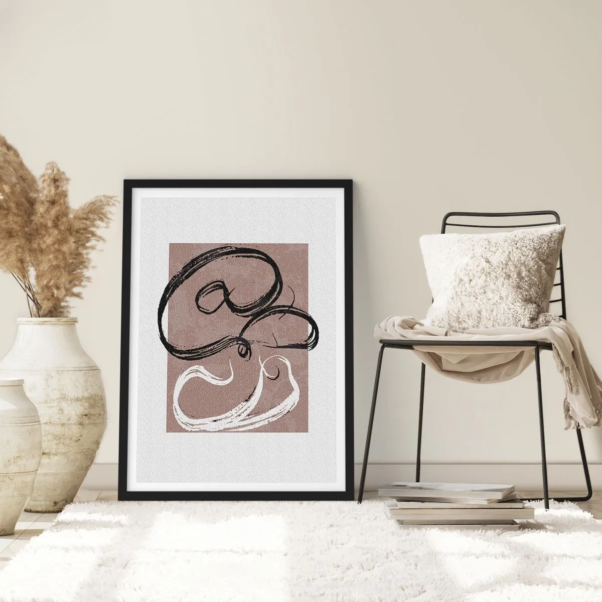 Affiche dans un cadre noir - Poster - Composition abstraite avec des coups de pinceau dynamiques en noir et blanc sur fond marron. - 50x70cm - Composition – la recherche de la plénitude - Décoration murale moderne pour le salon et la chambre ARTTOR