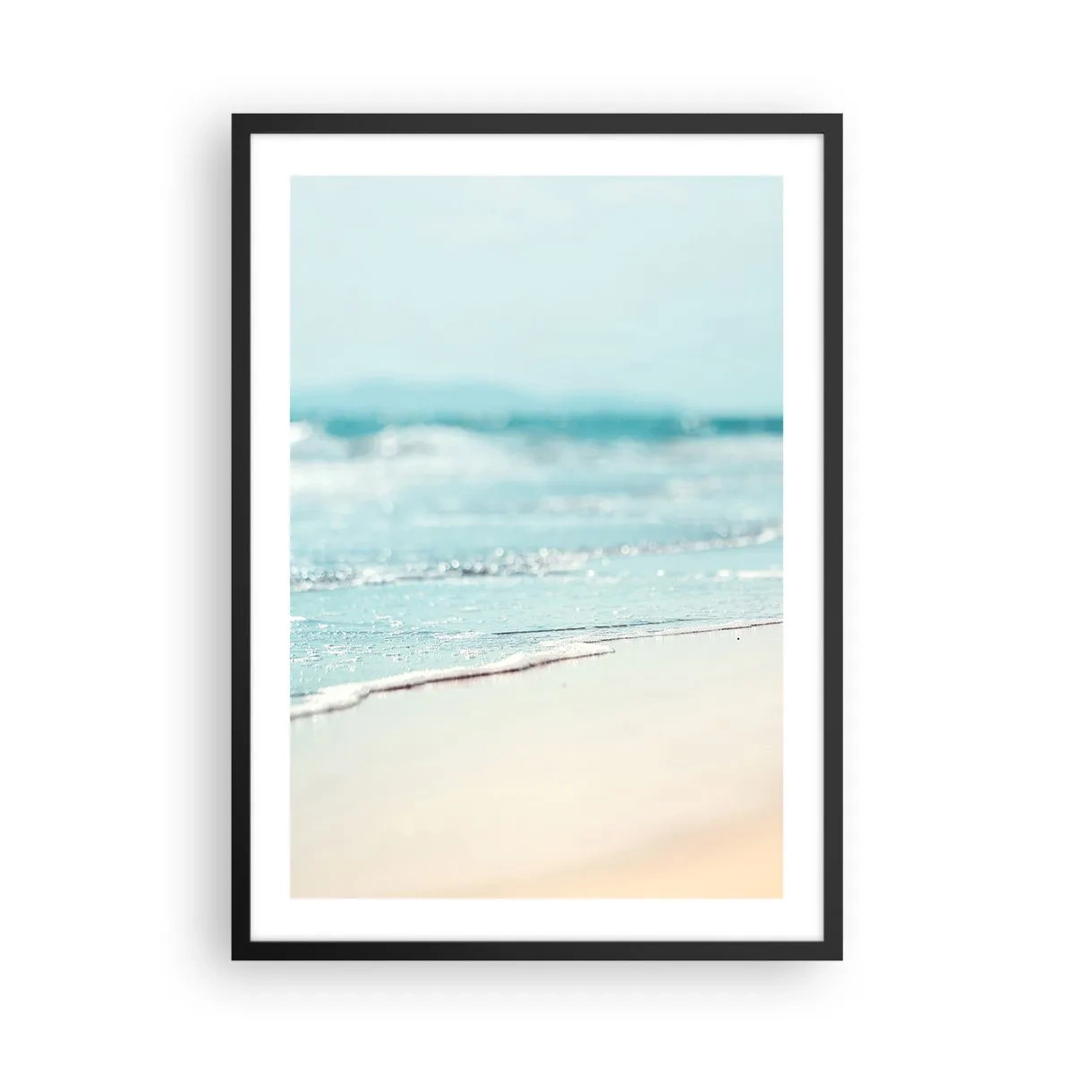 Affiche dans un cadre noir - Poster - Une plage douce et des vagues calmes aux couleurs pastel - 50x70cm - Chaleur et bruissement - Décoration murale moderne pour le salon et la chambre ARTTOR