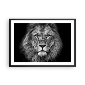 Affiche dans un cadre noir - Poster - Portrait d'un lion majestueux en noir et blanc - 70x50cm - En vêtement de sacre - Décoration murale moderne pour le salon et la chambre ARTTOR