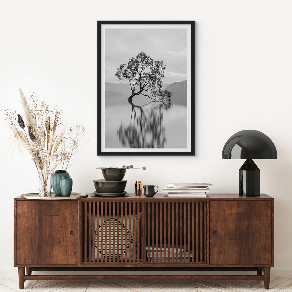 Affiche dans un cadre noir - Poster - Un arbre solitaire se reflète dans l'eau calme - 50x70cm - Un tel pays existe - Décoration murale moderne pour le salon et la chambre ARTTOR