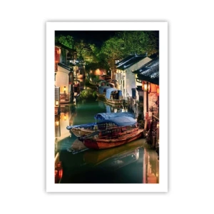 Affiche - Poster - Un canal d'eau avec des bateaux entourés de bâtiments traditionnels la nuit - 50x70cm - Soirée dans une rue chinoise - Décoration murale moderne pour le salon et la chambre ARTTOR