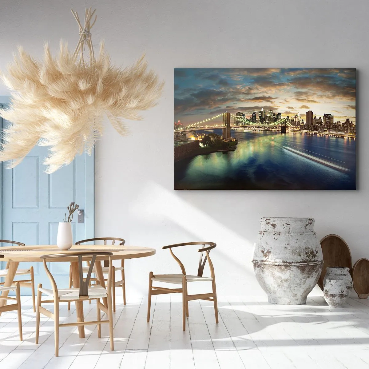 Impression sur toile - Image sur toile - Un pont illuminé avec la ville en arrière-plan, avec des lumières reflétées dans l'eau. - 120x80cm - Une soirée lumineuse sur Manhattan - Décoration murale moderne pour le salon et la chambre ARTTOR