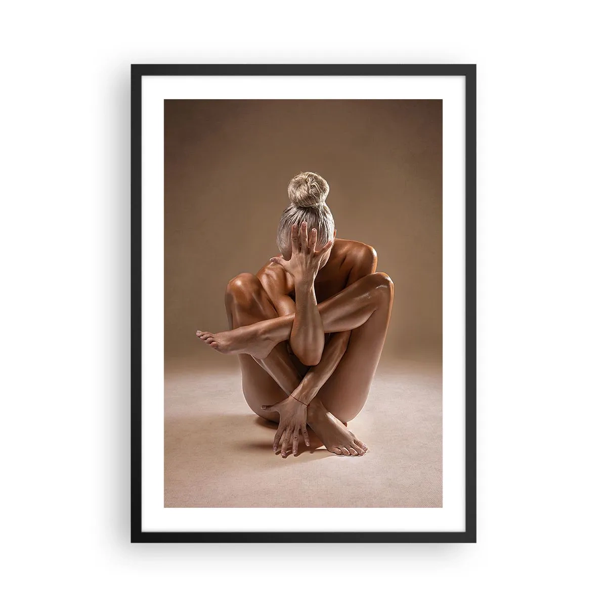 Affiche dans un cadre noir - Poster - Prise de vue artistique d'une femme dans une pose sensuelle sur fond beige - 50x70cm - Unité du corps et de l'âme - Décoration murale moderne pour le salon et la chambre ARTTOR