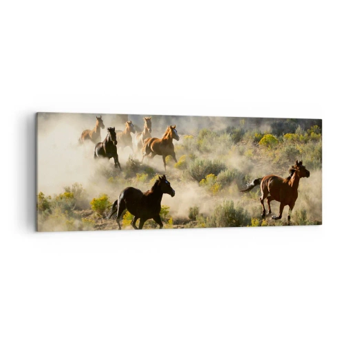 Impression sur toile - Image sur toile - Un troupeau de chevaux sauvages galopant à travers la poussière et la végétation - 140x50cm - Rivalité - liberté ou force masculine ? - Décoration murale moderne pour le salon et la chambre ARTTOR