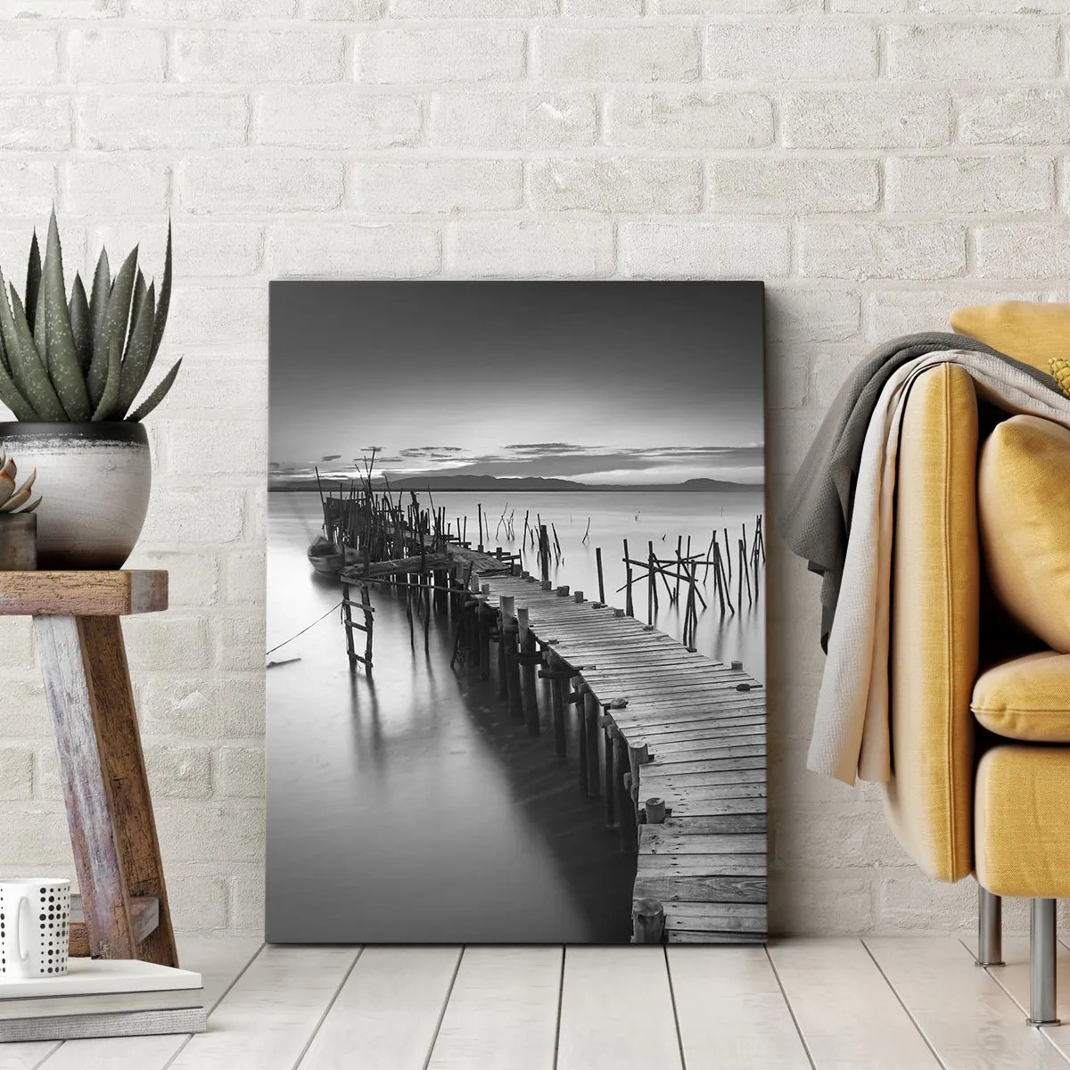 Impression sur toile - Image sur toile - Une jetée en bois sur un lac calme dans des tons de gris - 80x120cm - La paix d'un rivage oublié - Décoration murale moderne pour le salon et la chambre ARTTOR
