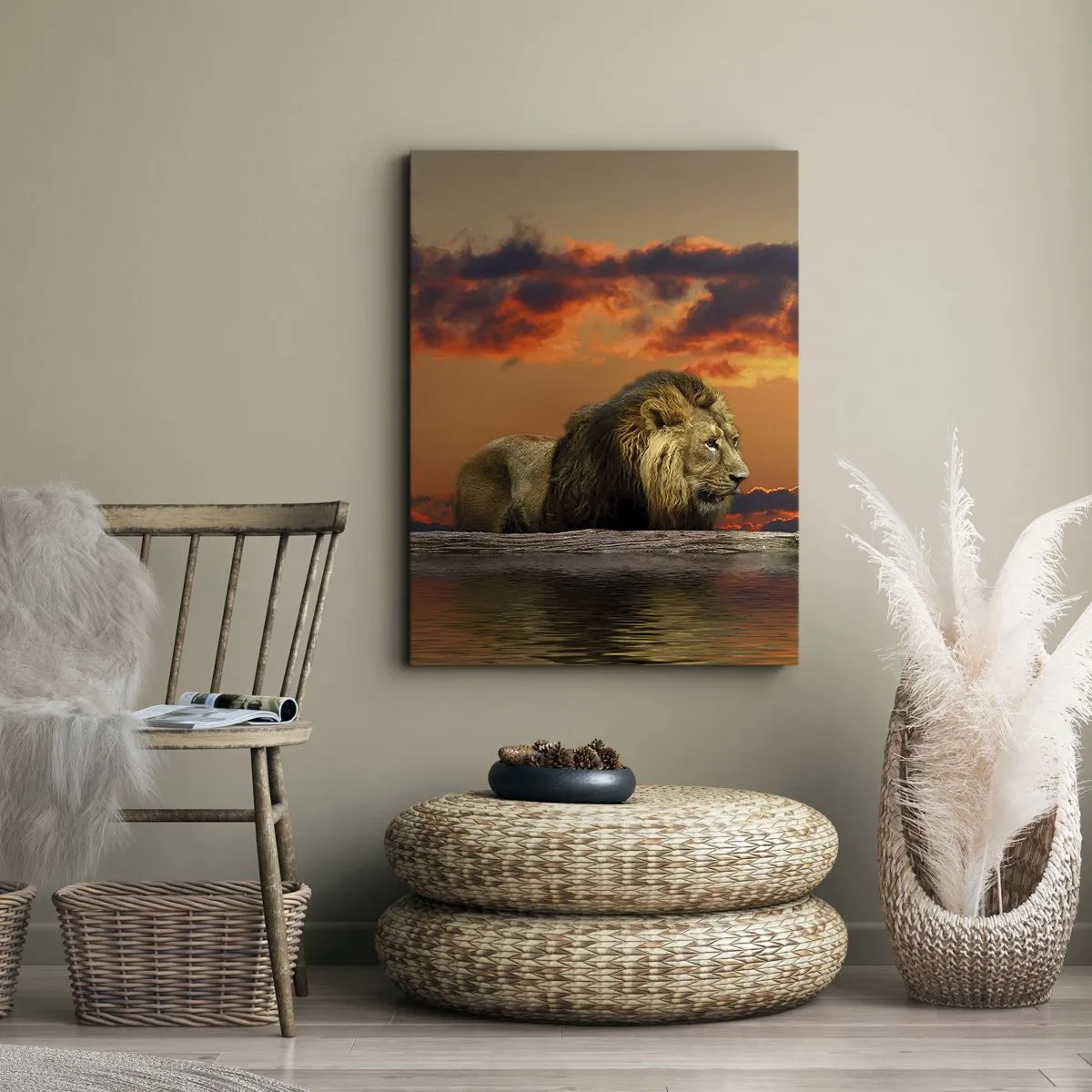 Impression sur toile - Image sur toile - Un lion se repose au bord de l'eau au coucher du soleil avec un ciel dramatique. - 80x120cm - Le roi de la nature - Décoration murale moderne pour le salon et la chambre ARTTOR