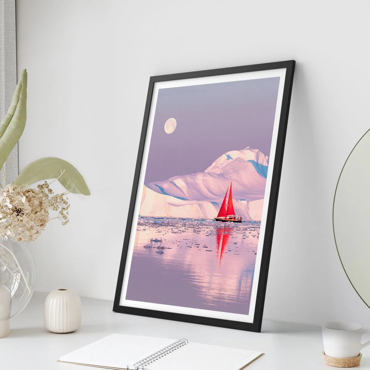 Affiche dans un cadre noir - Poster - Une voile rouge sur fond d'icebergs sous la pleine lune - 50x70cm - La chaleur de la voile, le froid de la glace - Décoration murale moderne pour le salon et la chambre ARTTOR