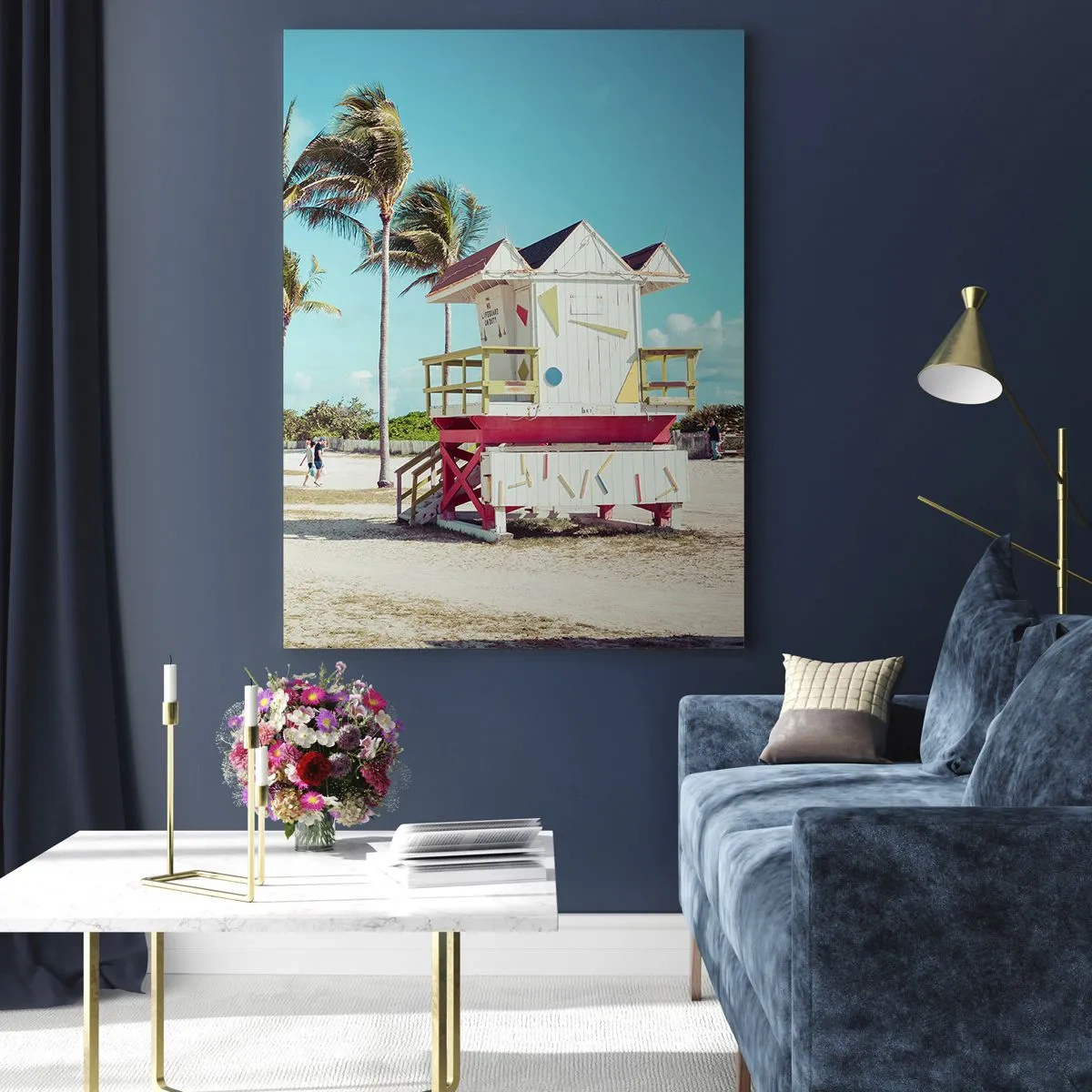 Impression sur verre - Image sur verre - Une plage avec des palmiers et une tour de surveillance par une journée ensoleillée - 50x70cm - Une belle journée devant toi - Décoration murale moderne pour le salon et la chambre ARTTOR
