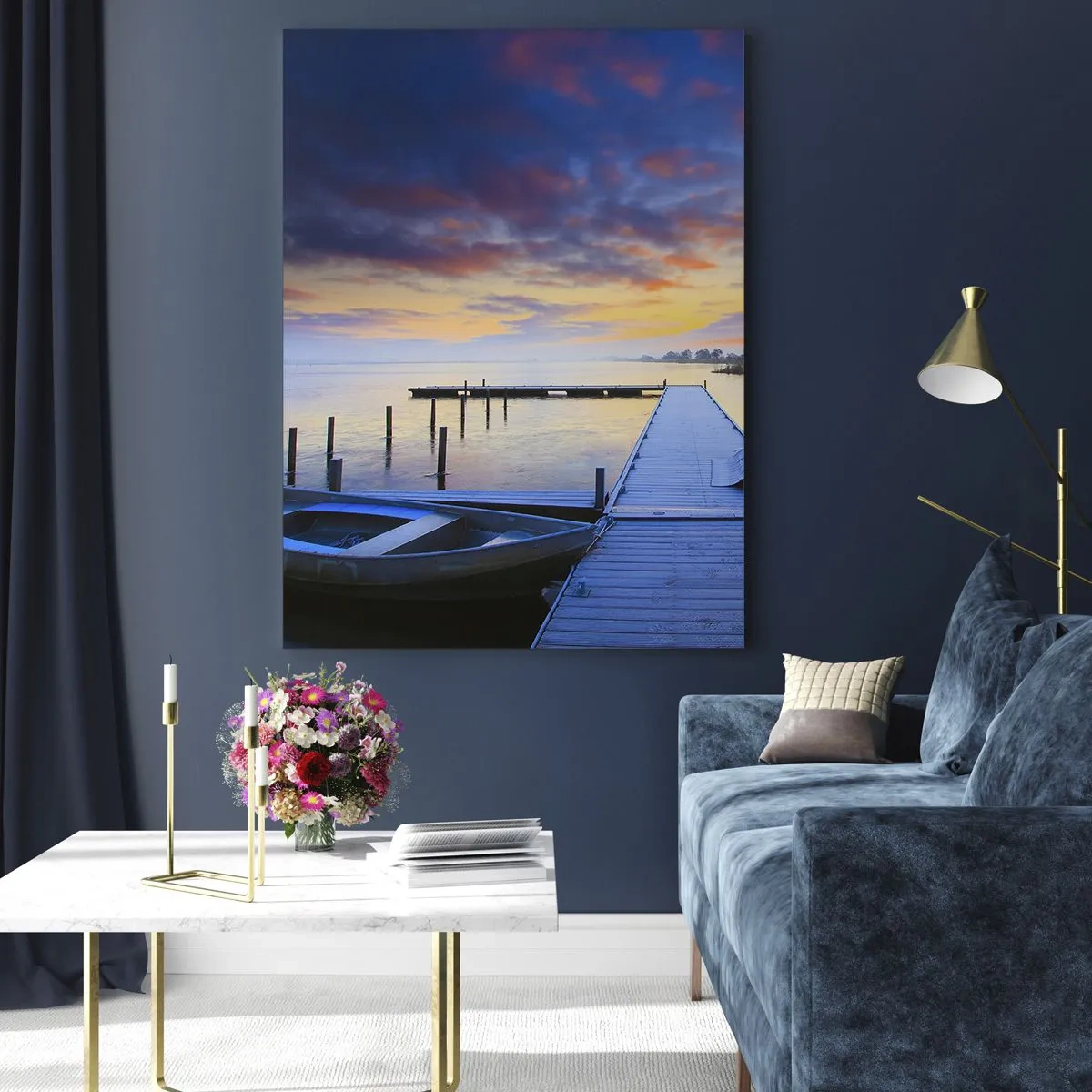 Impression sur verre - Image sur verre - Une jetée au bord du lac au coucher du soleil avec un bateau sur le rivage - 70x100cm - Calme violet-doré - Décoration murale moderne pour le salon et la chambre ARTTOR