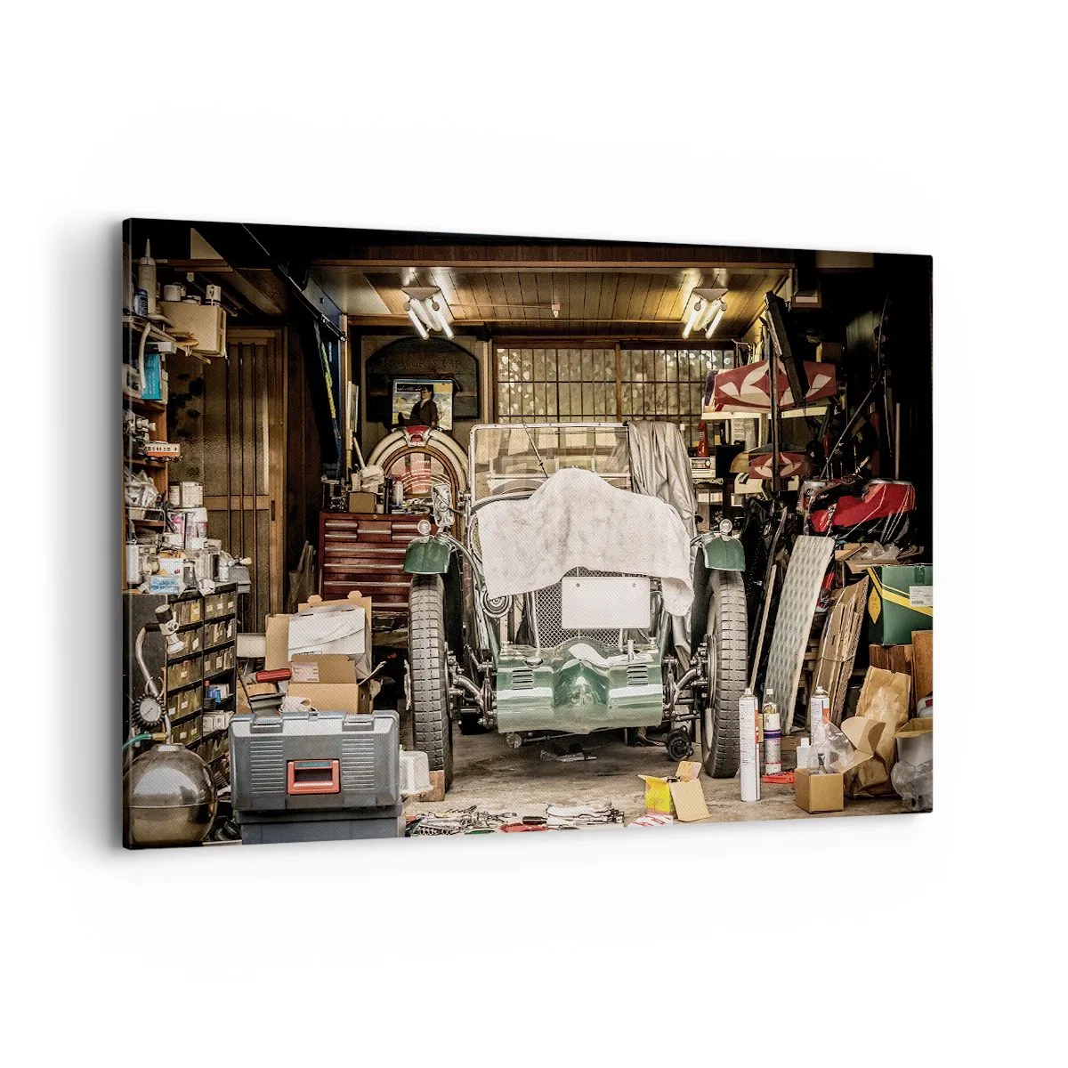 Impression sur toile - Image sur toile - Une vieille voiture dans un garage entourée d'outils et d'équipements - 120x80cm - Retour vers le passé - Décoration murale moderne pour le salon et la chambre ARTTOR
