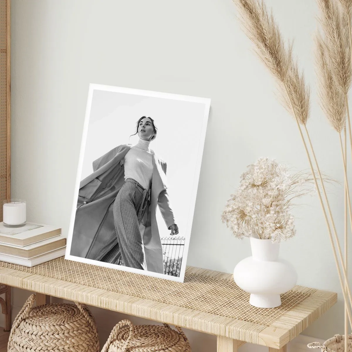 Affiche - Poster - Une femme élégante dans un long manteau marche avec assurance - 50x70cm - Tu viens avec moi? - Décoration murale moderne pour le salon et la chambre ARTTOR