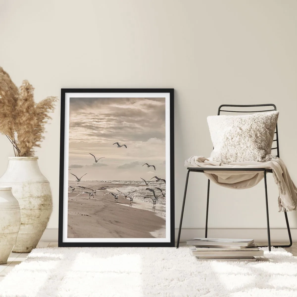 Affiche dans un cadre noir - Poster - Mouettes planant au-dessus du rivage sous un ciel nuageux - 50x70cm - Le bruit de la mer, le chant des oiseaux - Décoration murale moderne pour le salon et la chambre ARTTOR