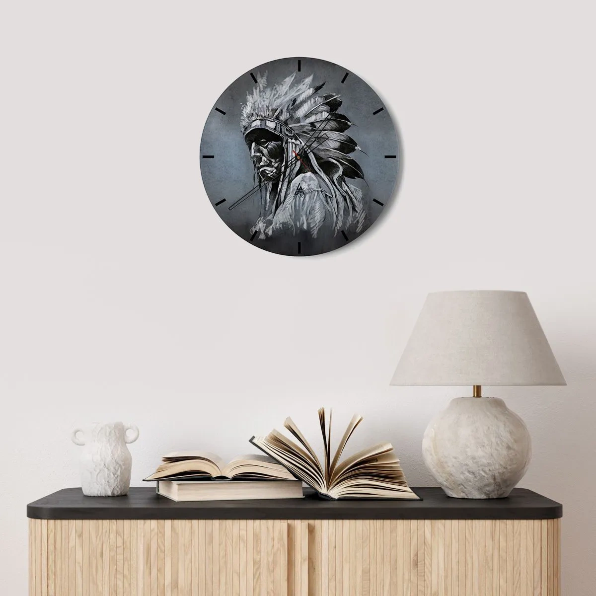 Horloge murale - Pendule murale - Portrait d'un guerrier portant une coiffe à plumes sur fond gris - 30x30cm - Retour aux sources - Décoration murale moderne pour le salon, la cuisine et la chambre ARTTOR