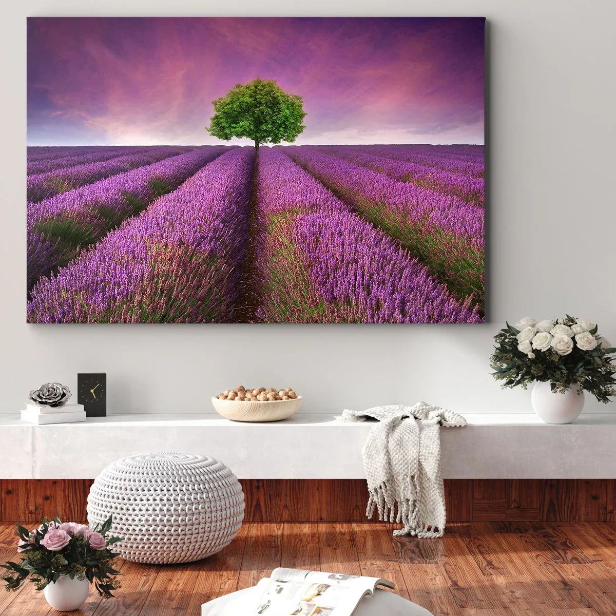 Impression sur toile - Image sur toile - Un champ de lavande avec un arbre solitaire et un ciel violet - 120x80cm - Dans un champs de lavande - Décoration murale moderne pour le salon et la chambre ARTTOR