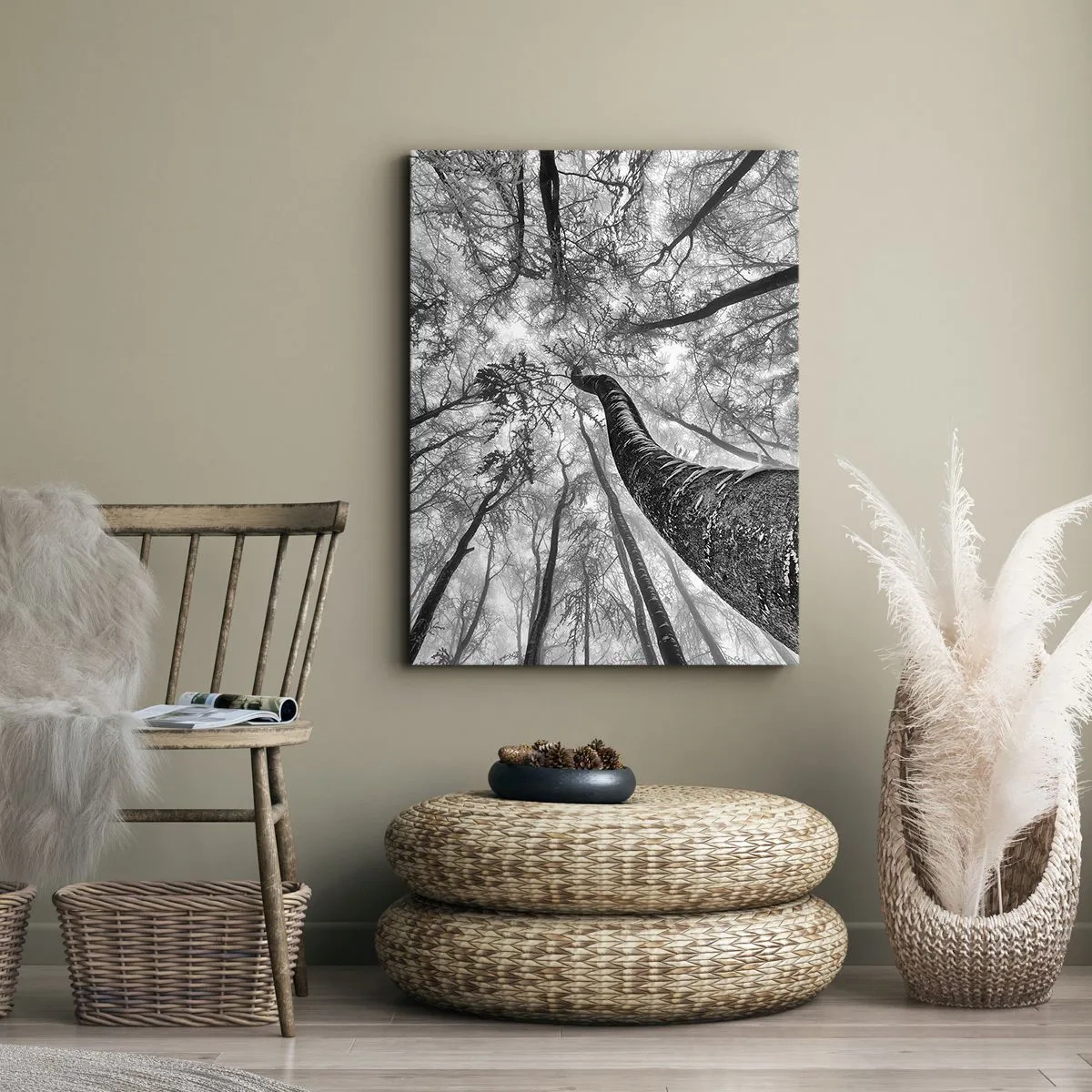 Impression sur toile - Image sur toile - Perspective d'arbres dans une forêt vue d'en bas en nuances de gris - 50x70cm - Course vers la lumière - Décoration murale moderne pour le salon et la chambre ARTTOR