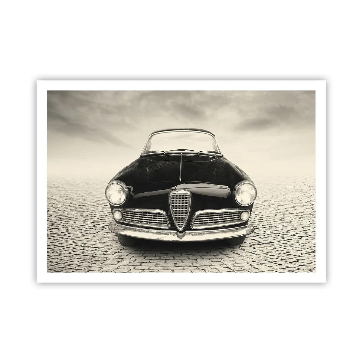 Affiche - Poster - Une voiture classique sur une place pavée dans un style monochrome - 100x70cm - Et alors! Tu ne m'aime pas? - Décoration murale moderne pour le salon et la chambre ARTTOR