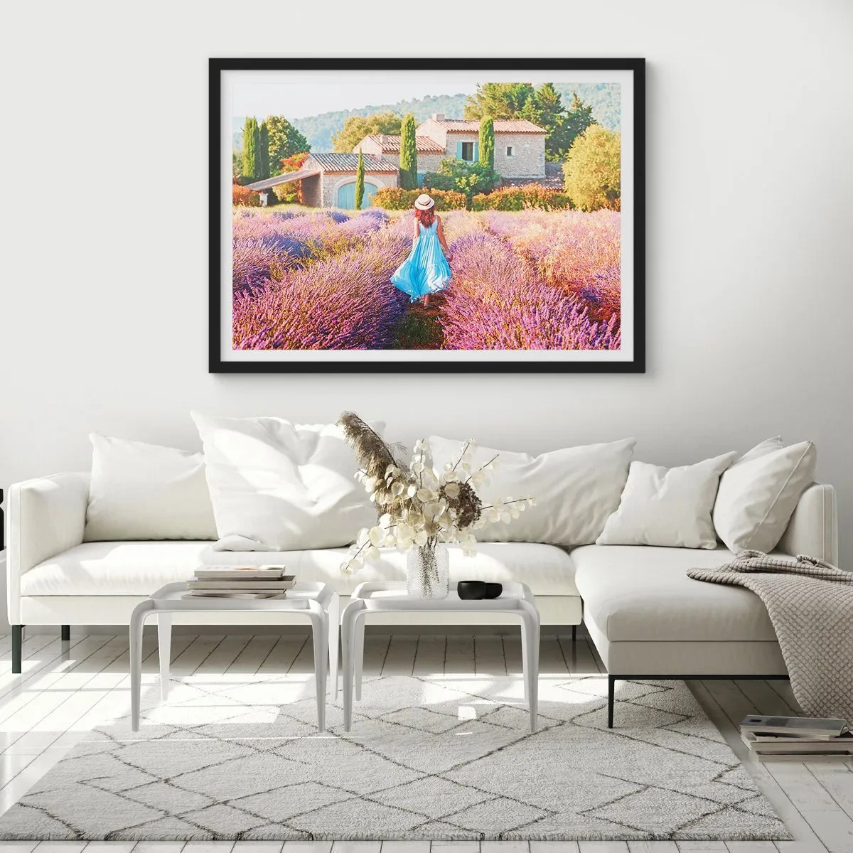 Affiche dans un cadre noir - Poster - Une femme en robe bleue marchant dans un champ de lavande avec vue sur une maison. - 70x50cm - Fille de la lavande - Décoration murale moderne pour le salon et la chambre ARTTOR