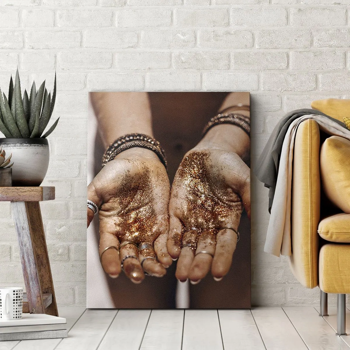 Impression sur toile - Image sur toile - Gros plan des mains avec des paillettes dans des tons chauds - 50x70cm - Un don pour vous - Décoration murale moderne pour le salon et la chambre ARTTOR