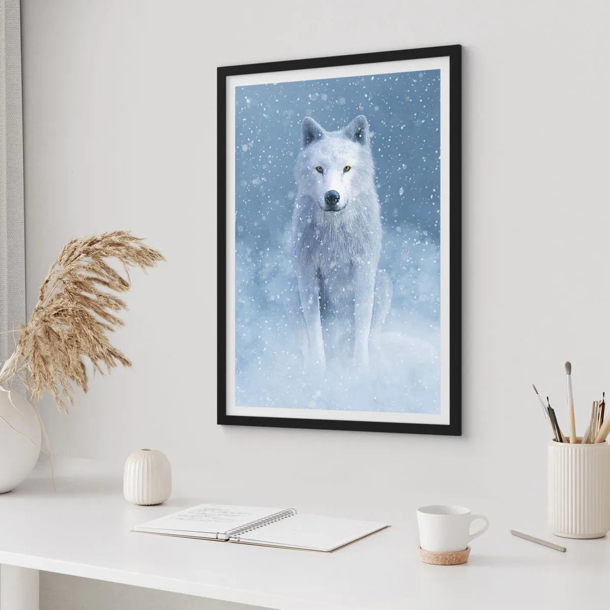 Affiche dans un cadre noir - Poster - Un loup blanc dans un paysage hivernal, entouré de neige. - 50x70cm - Dans une âme d'hiver - Décoration murale moderne pour le salon et la chambre ARTTOR