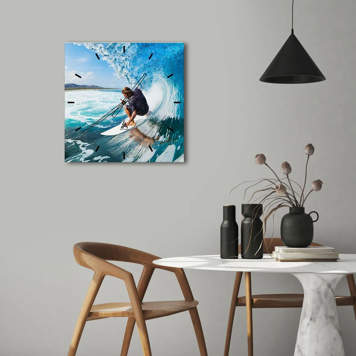Horloge murale - Pendule murale - Un surfeur dans une pose dynamique sur une vague dans une eau turquoise. - 30x30cm - Danse avec les vagues - Décoration murale moderne pour le salon et la chambre ARTTOR