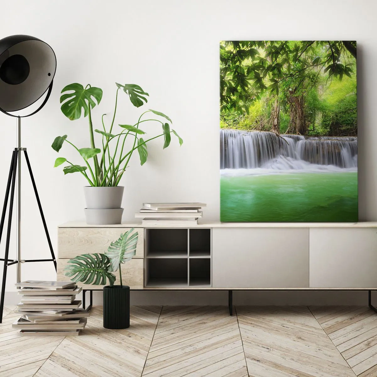Impression sur toile - Image sur toile - Une cascade verte entourée d'une végétation tropicale dense - 50x70cm - Une cascade de vert - Décoration murale moderne pour le salon et la chambre ARTTOR