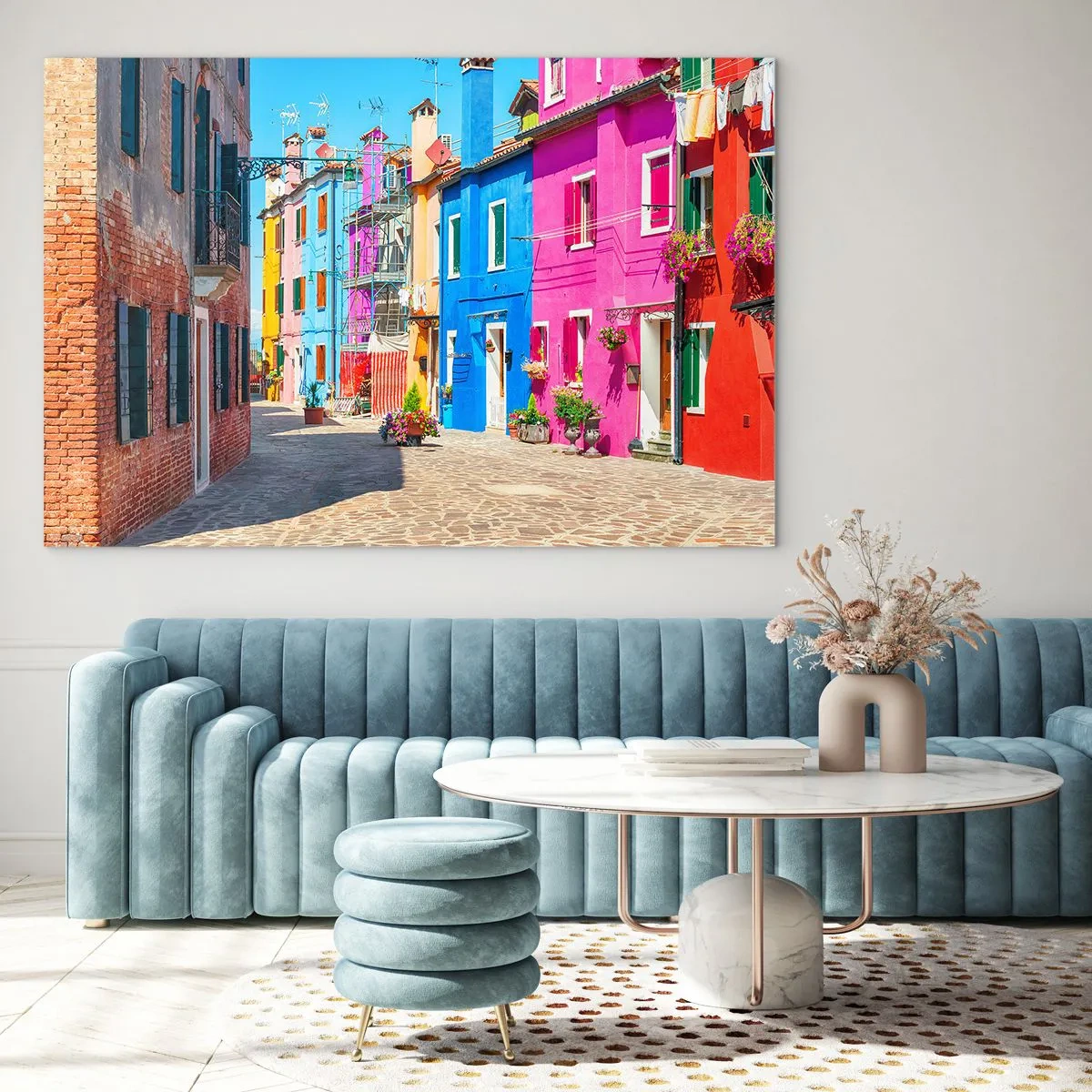 Impression sur verre - Image sur verre - Bâtiments colorés dans une rue étroite d'une ville ensoleillée - 70x50cm - Ville "Sous les perroquets" - Décoration murale moderne pour le salon et la chambre ARTTOR
