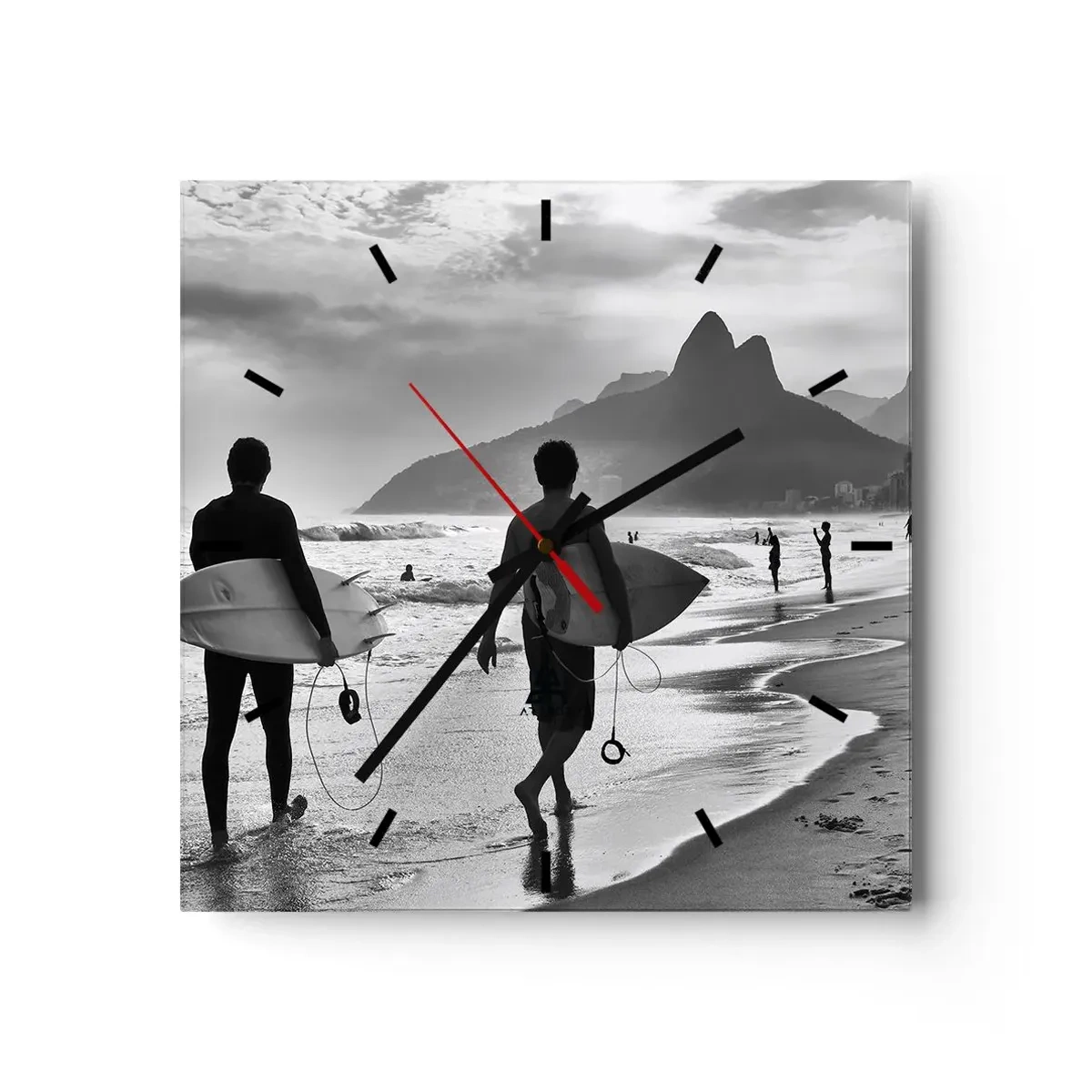 Horloge murale - Pendule murale - Deux surfeurs marchant sur la plage avec leurs planches en noir et blanc. - 30x30cm - Samba sur une vague - Décoration murale moderne pour le salon et la chambre ARTTOR