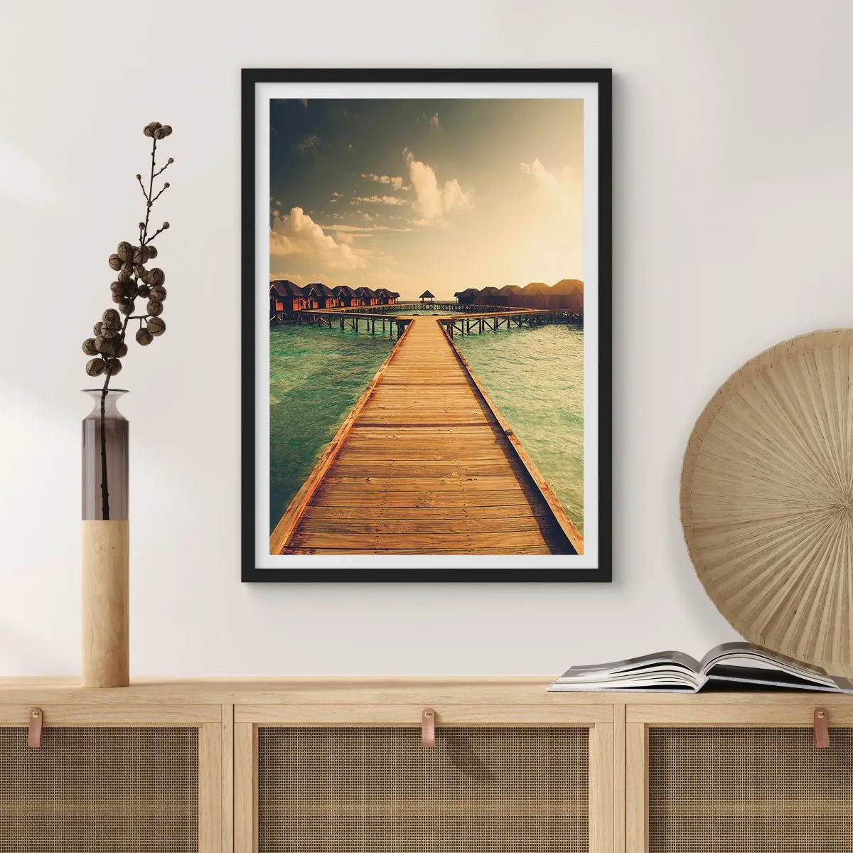 Affiche dans un cadre noir - Poster - Jetée en bois menant aux chalets au bord de l'eau au coucher du soleil - 50x70cm - Invitation chaleureuse - Décoration murale moderne pour le salon et la chambre ARTTOR