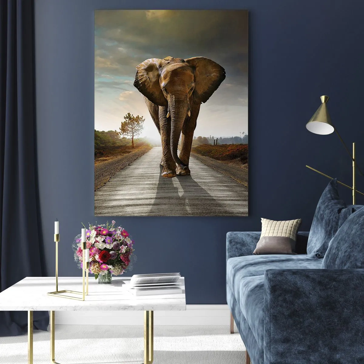 Impression sur verre - Image sur verre - Un éléphant marchant le long d'une route à travers un paysage au coucher du soleil - 70x100cm - Et pas du tout en porcelaine - Décoration murale moderne pour le salon et la chambre ARTTOR